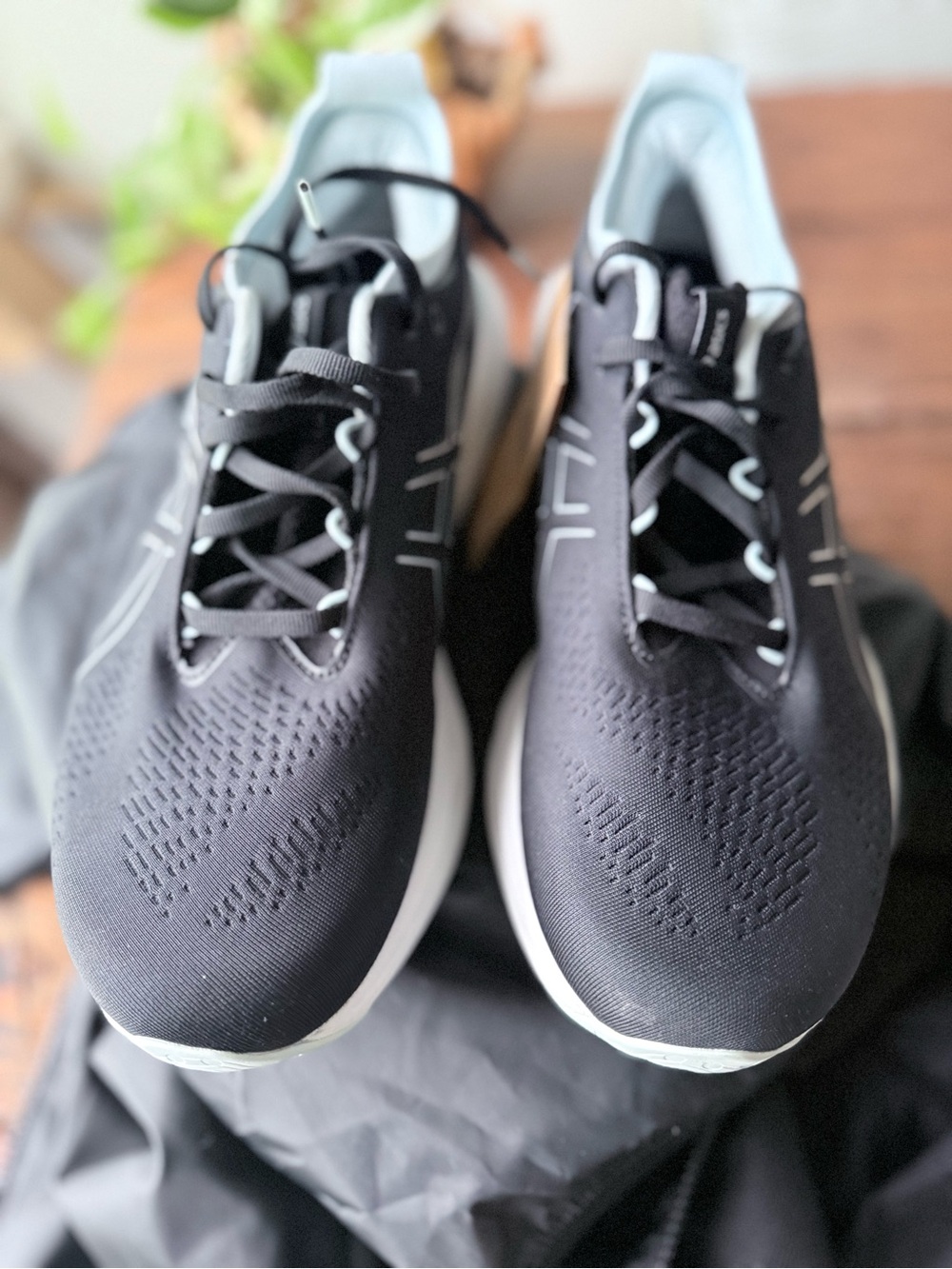 Asics Gel Nimbus 25 Womens Black/White with Light Blue - Picture 3 of 6